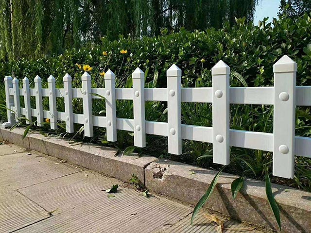 草坪栅栏